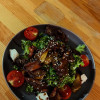Теплый салат с куриной печенью и карамелизированным яблоком Family Cafe